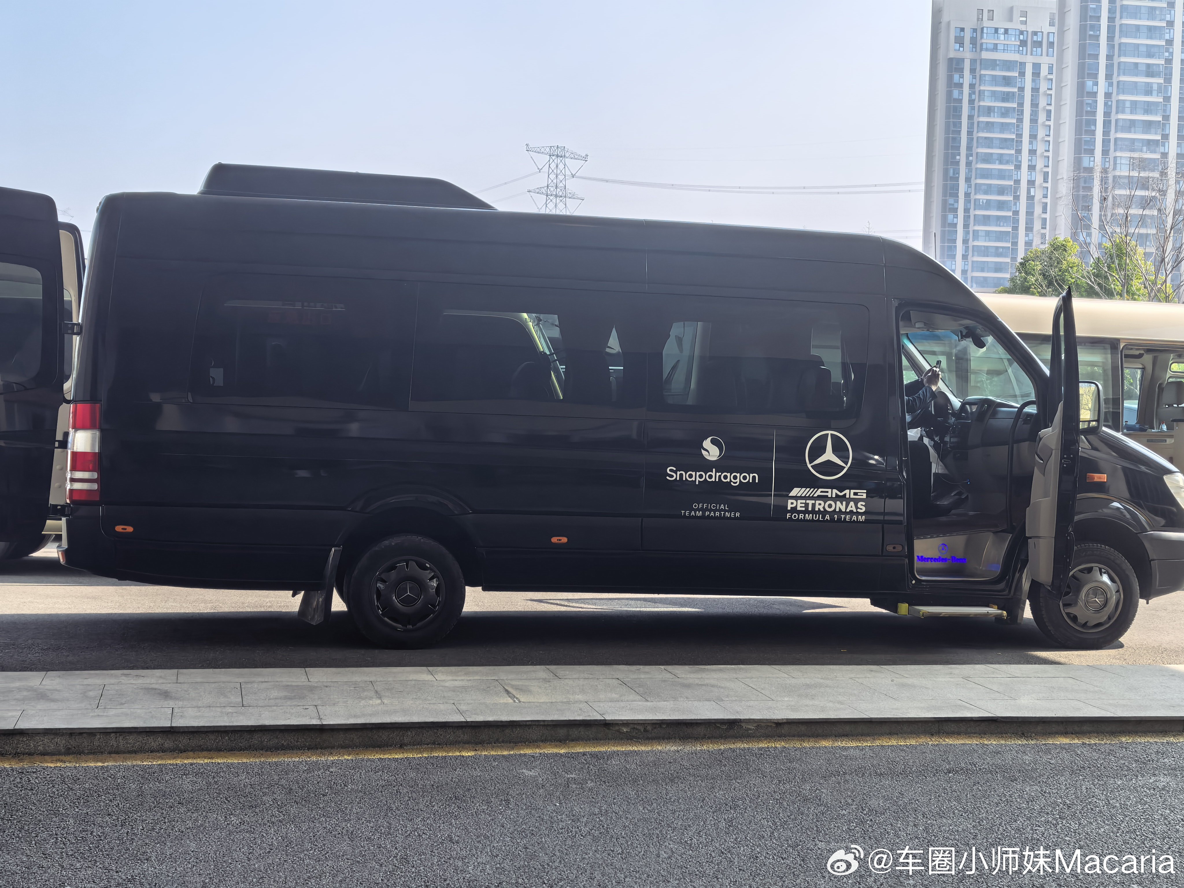 昨天晚上住在去年来F1住的酒店，早餐的时候遇到的都是穿着各个车队衣服的球迷，好羡