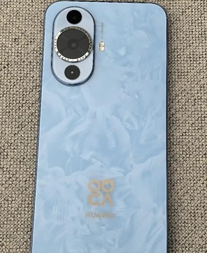 华为nova 12活力版采用一块6.7英寸OLED直屏，观感极佳，轻盈便携。其6