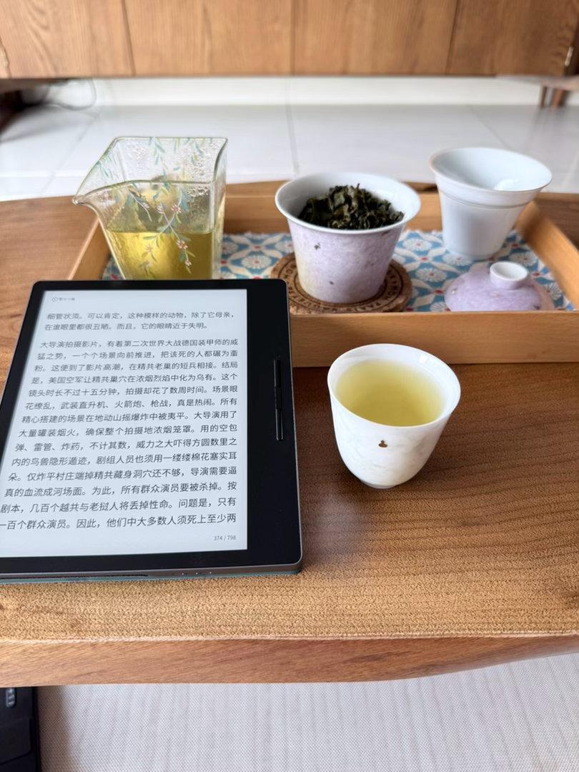 今天不上课不扎针，化完妆在家喝茶看书，今天喝的是从茶博会一个爷爷那买的金萱乌龙，