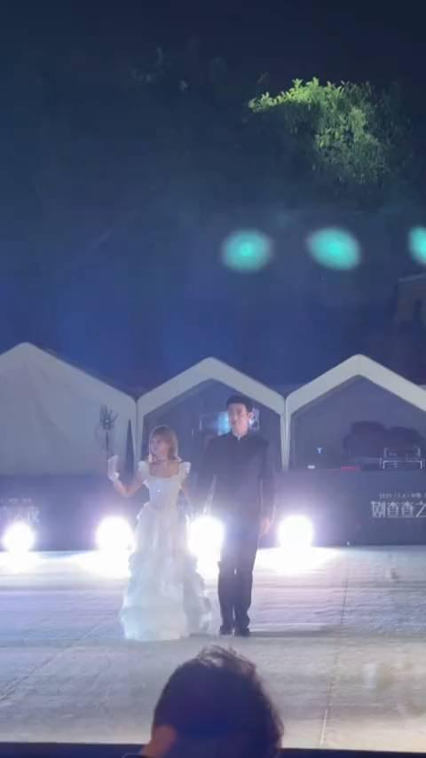 欢迎两位到背景板这边来留下个性签名。