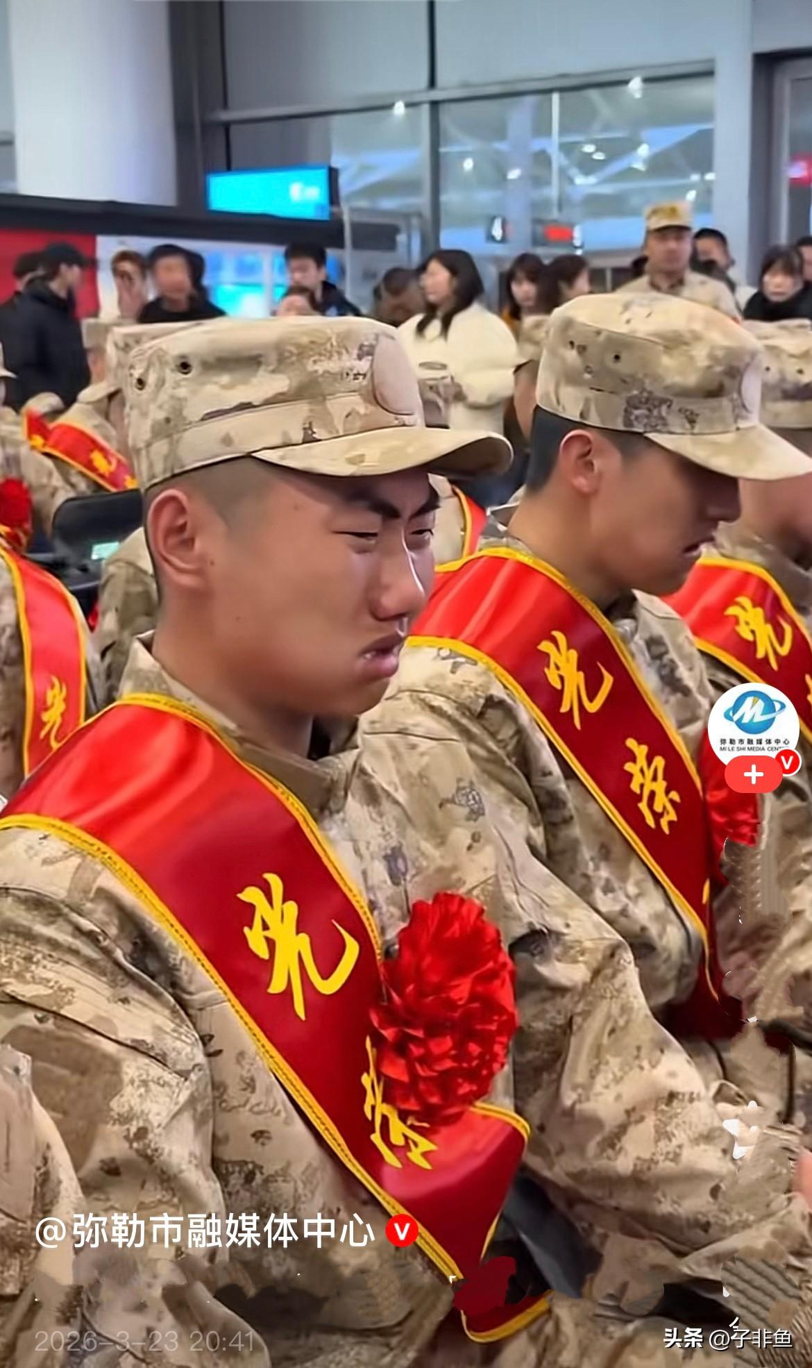 近日，火车站里，刚入伍的新兵要去部队了，他们整齐地坐着等待检票，上车饺子下车面，