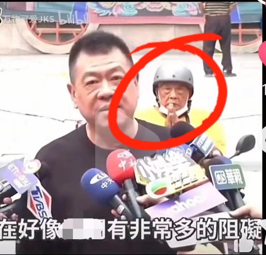 或许真的是有所感应吧，

在孙老师向记者们谈起自己的徒弟小鱼时，

忽然来了一位