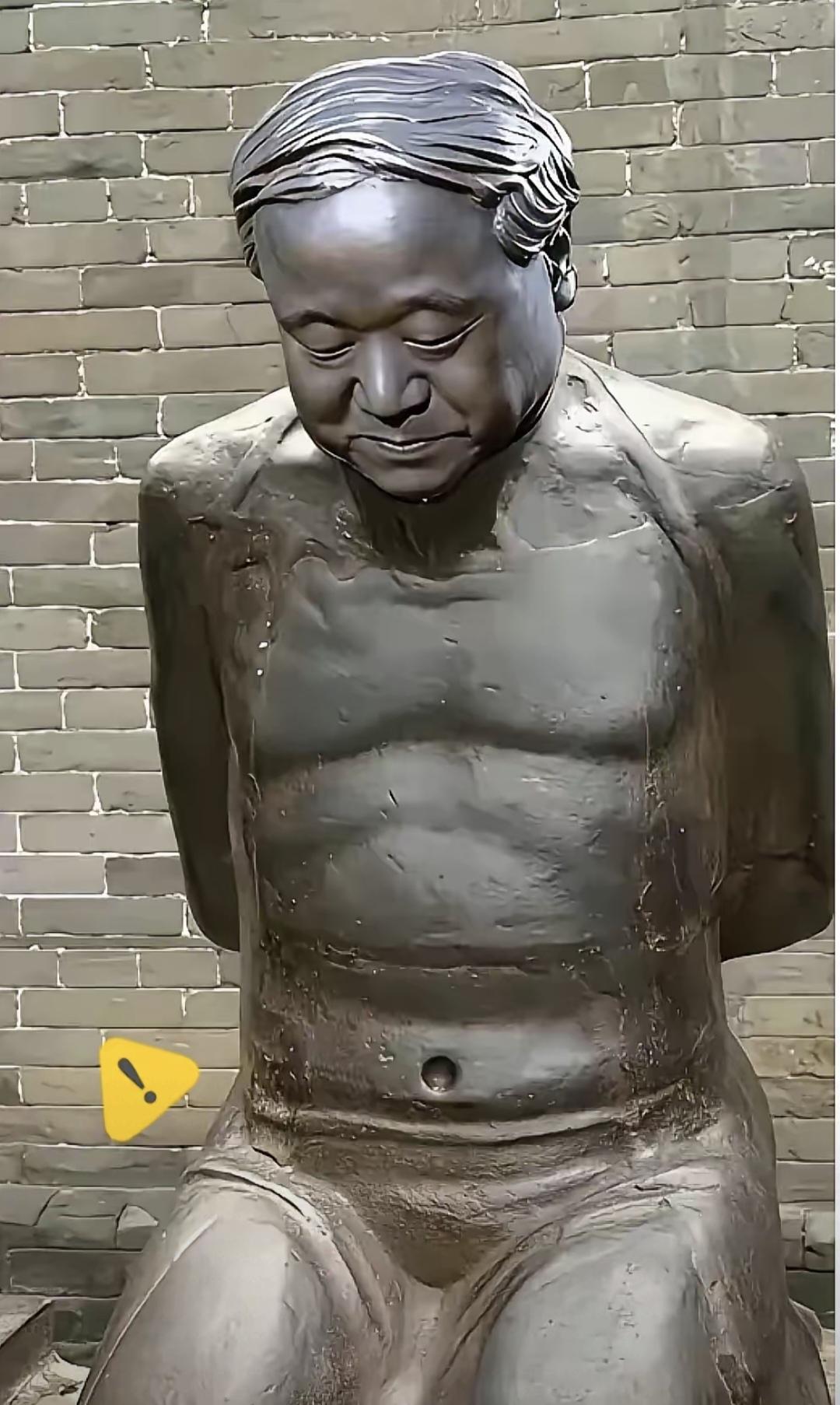 已经看到几个帖子在说这张图片了。
没什么好说的，这张雕像图片明显是伪造的：雕像头