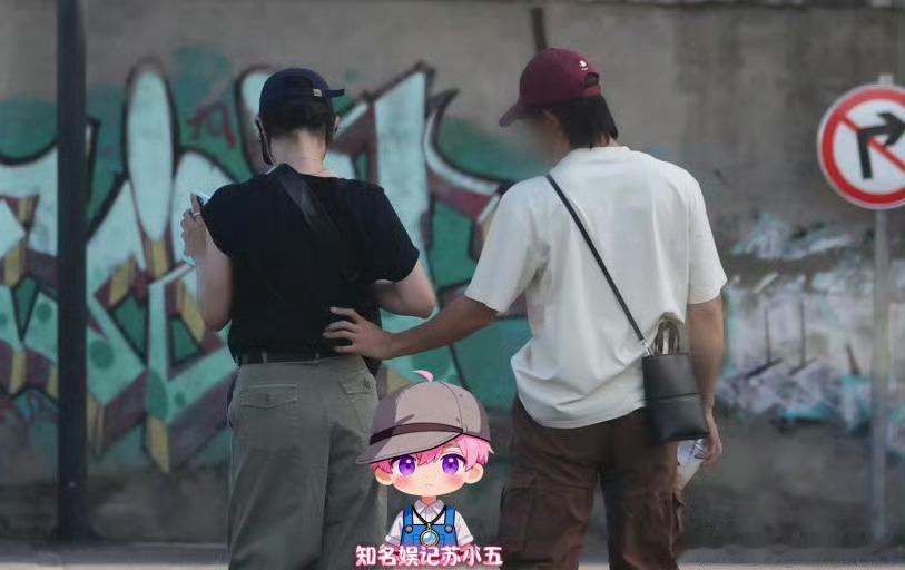 疑似白百合新恋情 八卦媒体拍到白百何与一名神秘男子饭后街头十指紧扣、搂肩掐腰看展