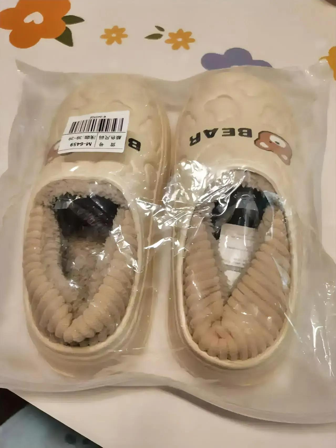 老伴给我买的棉鞋到货了，她让我试试大小暖不暖和。试不试呢？心里很困惑。