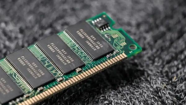 2025年以来内存价格出现了剧烈上涨，尤其是在6月和10月分别经历了小幅和大幅的