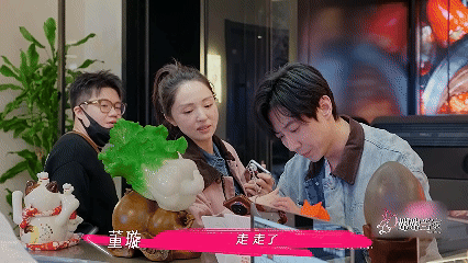 董璇张维伊因买单吵架 抢着付钱也能吵？年下恋太真实了！ ​​​