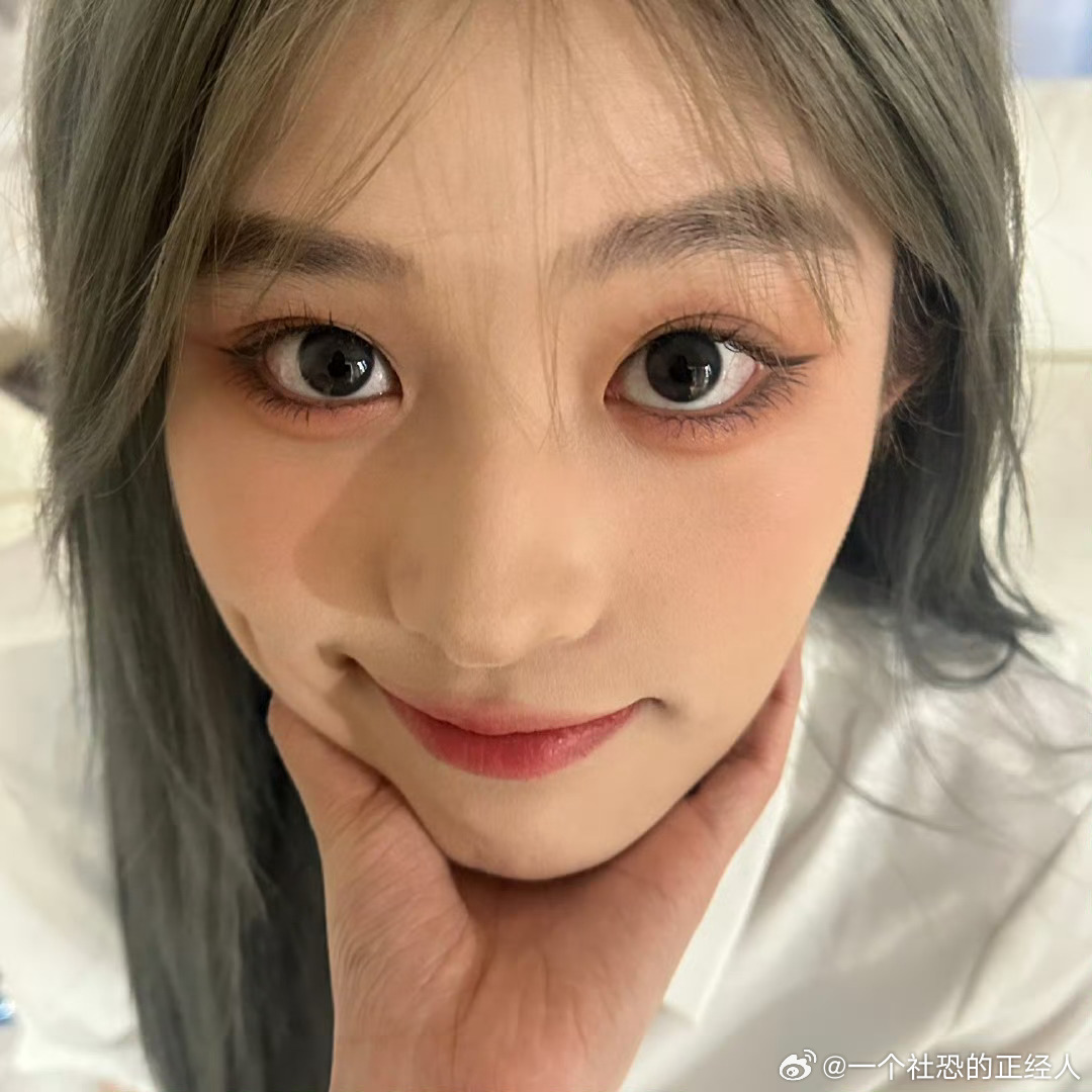 一个优雅的挑水人王奕2026午福临门奕马当先王奕 脸蛋天才取向狙击 嘴角梨涡上扬
