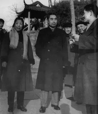 1963年2月，周总理和邓颖超在苏州游园时，亲自清点随同人数并购买公园门票。向周
