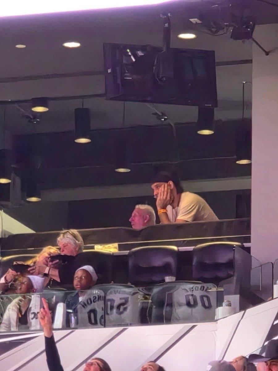 ❤️波波维奇&邓肯一同在包厢里观看马刺vs雷霆的比赛 老爷子略显憔悴圣安东尼奥马