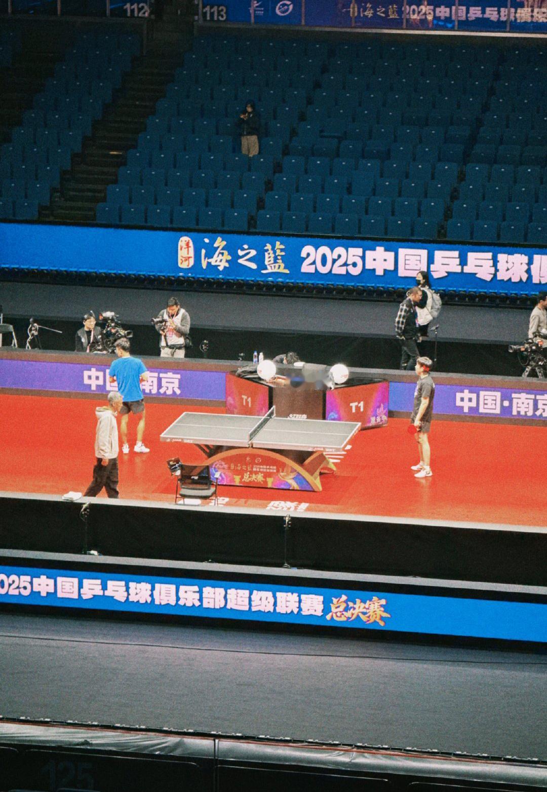 王楚钦乒超总决赛训练训练馆里的专注身影太戳人！背伤初愈的王楚钦已解除绷带，在场地