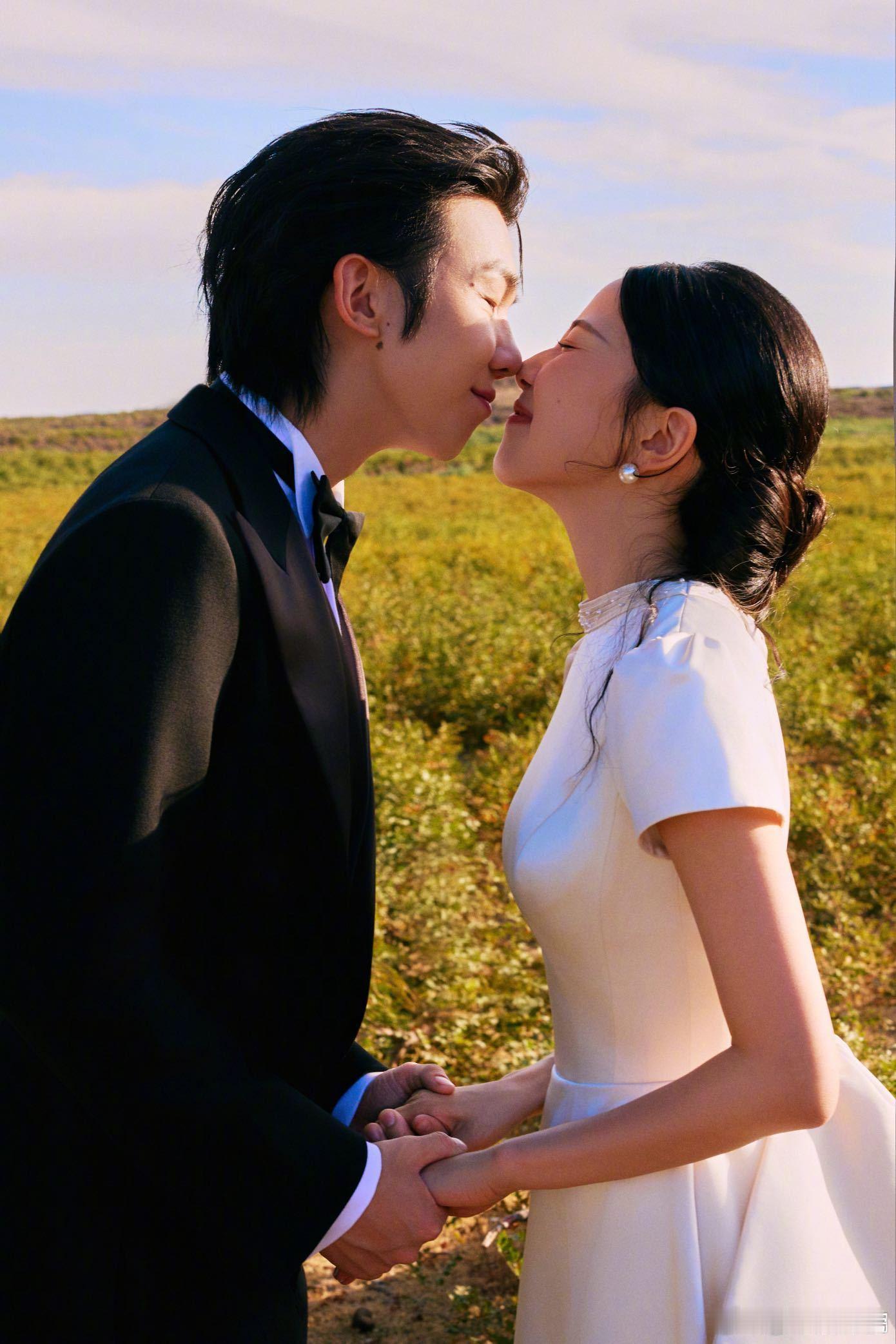 白举纲婚礼照片很难不被白举纲的婚礼打动，选择在大漠举办仪式真的很有想法，自由辽阔