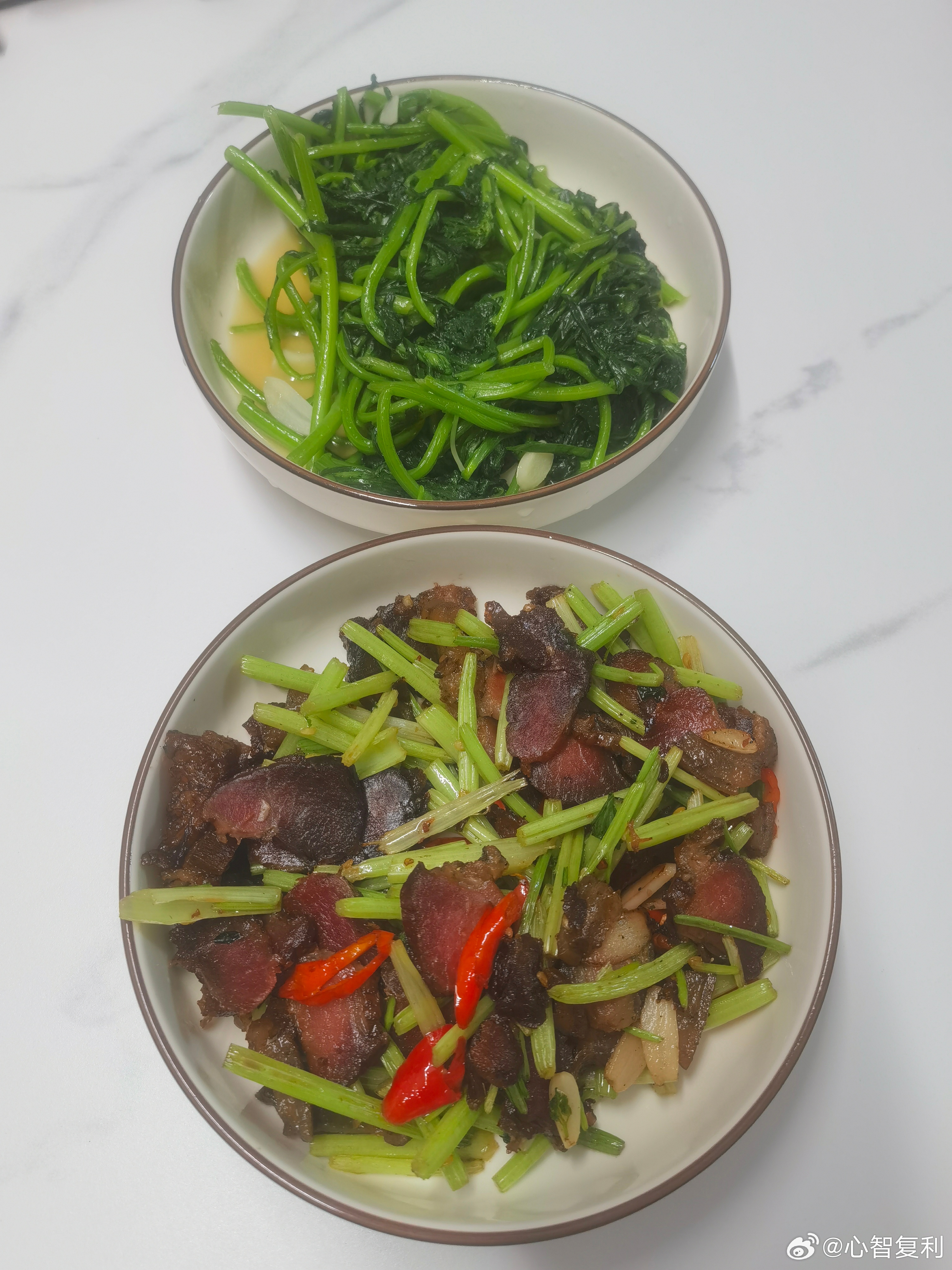 晚餐：芹菜炒腊肉+清炒皇帝菜。股市收红，晚上也来点红辣椒～ 