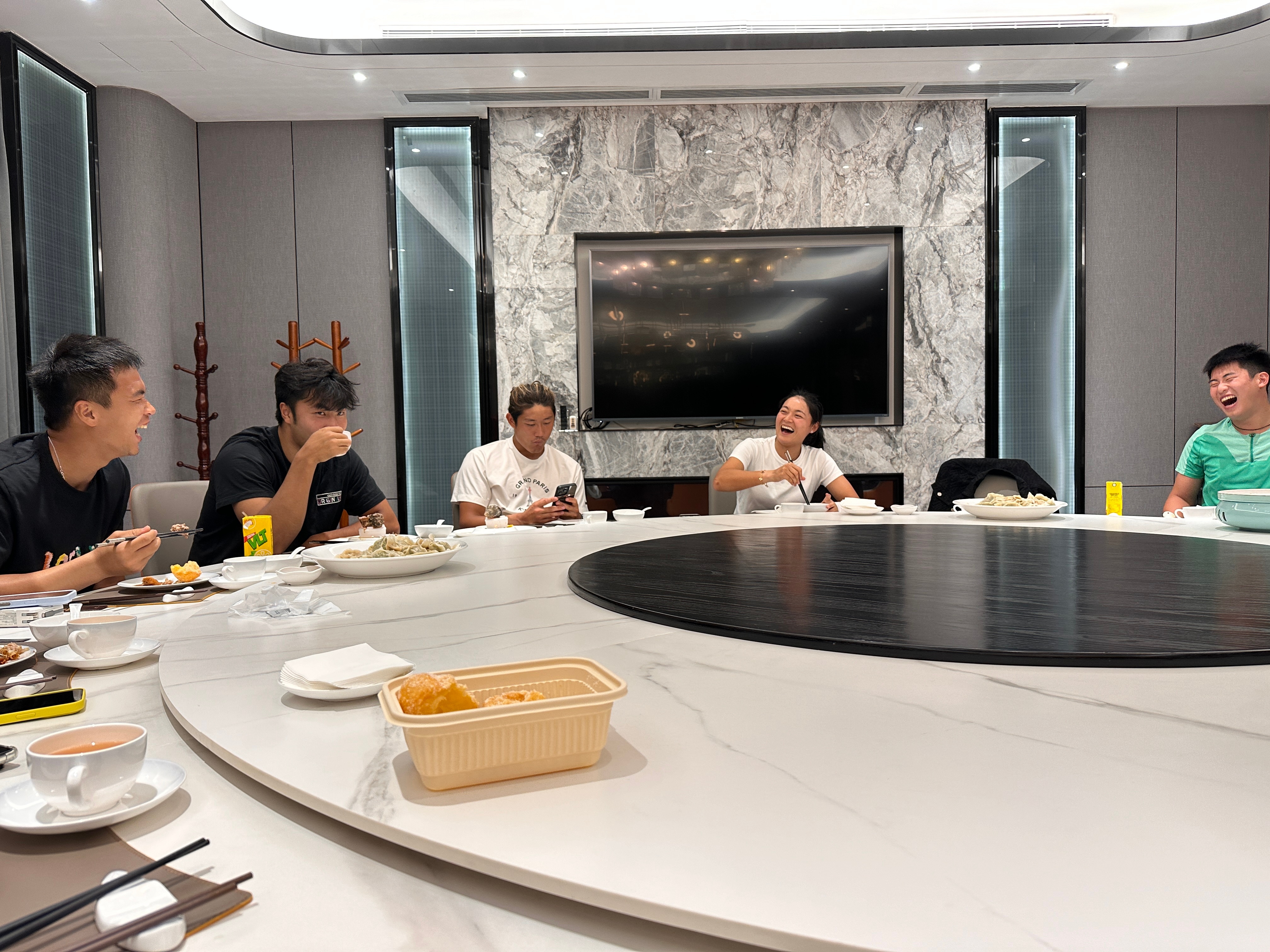 就说嘛，饭局什么的根本不用我蹭，总有人请我去蹭我又有什么办法（傲娇甩头~中午被H