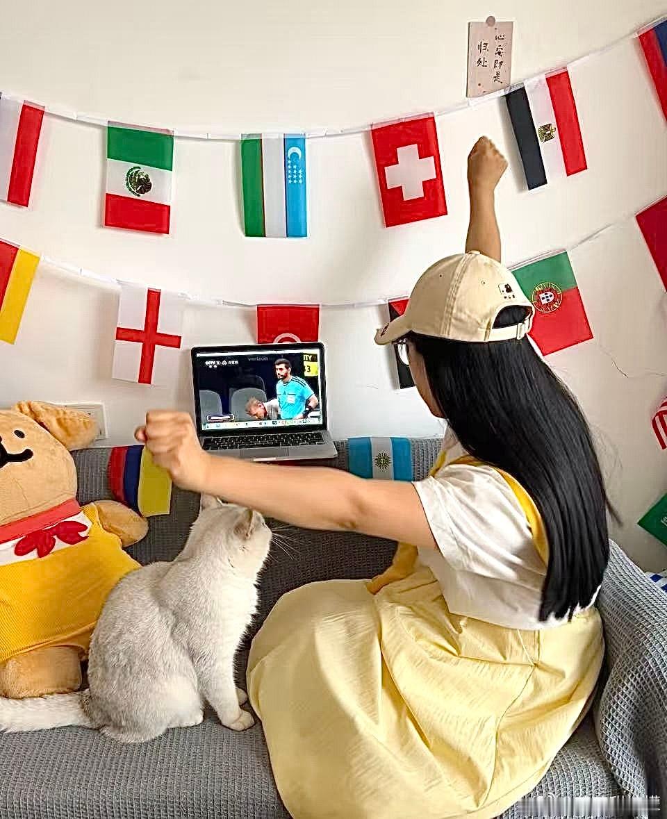 早起第一件事：看世界杯⚽️看南非 VS 加拿大这场回放时，两边攻防来回拉扯，我-