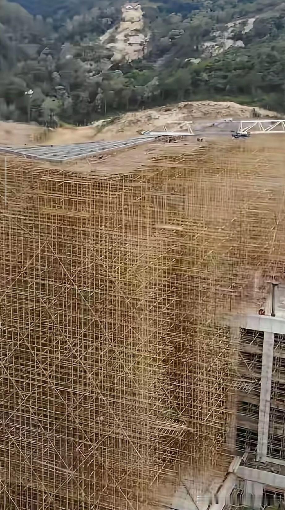 这脚手架方案专家真敢签名啊!
 
第一次见这么高脚手架，鸡皮疙瘩都起来了！整栋建