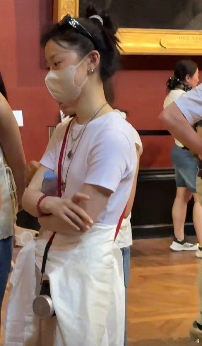 给单依纯热成蒸蛋了 单依纯在卢浮宫被热到灵魂出窍！看似在听讲解，实则已经热到想原