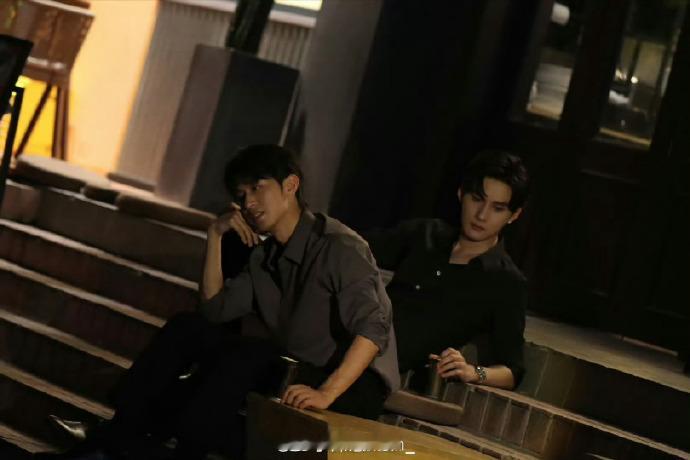 李沛恩江衡晒合照 李沛恩江衡暗黑系合照杀疯了！两人造型适配度拉满，同框气场强强碰