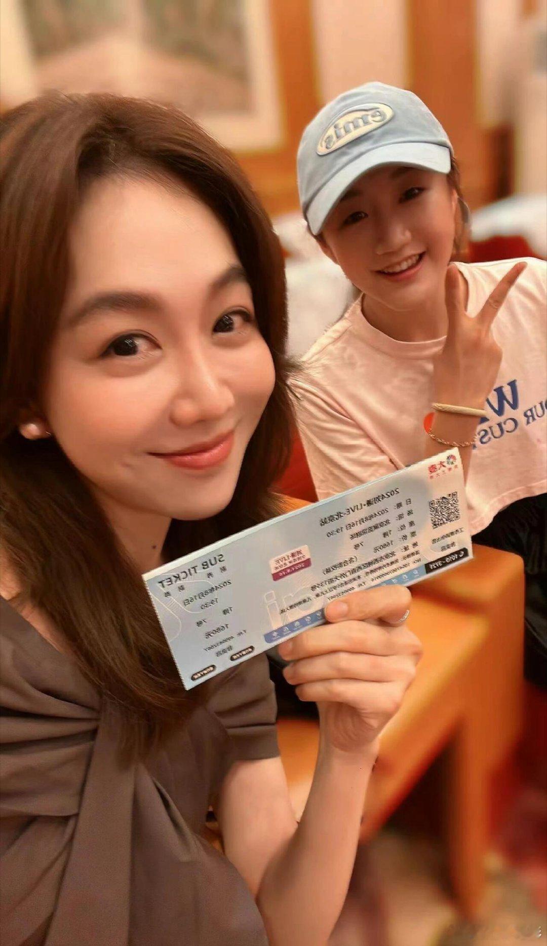 陈梦与姜妍梦幻联动，腹肌线条绝了[赞][赞]刚刚，陈梦发布与姜妍一起去看刘谦魔术