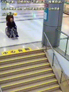 说来扎心了，老铁。
不得不认清一个残酷的现实：都说夫妻本是同林鸟，但是大难临头各