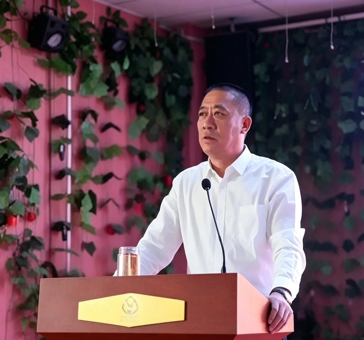 看崔培军年轻时这面相就实在！人家不整虚的，年年直接发现金。不画大饼，真金白银揣兜
