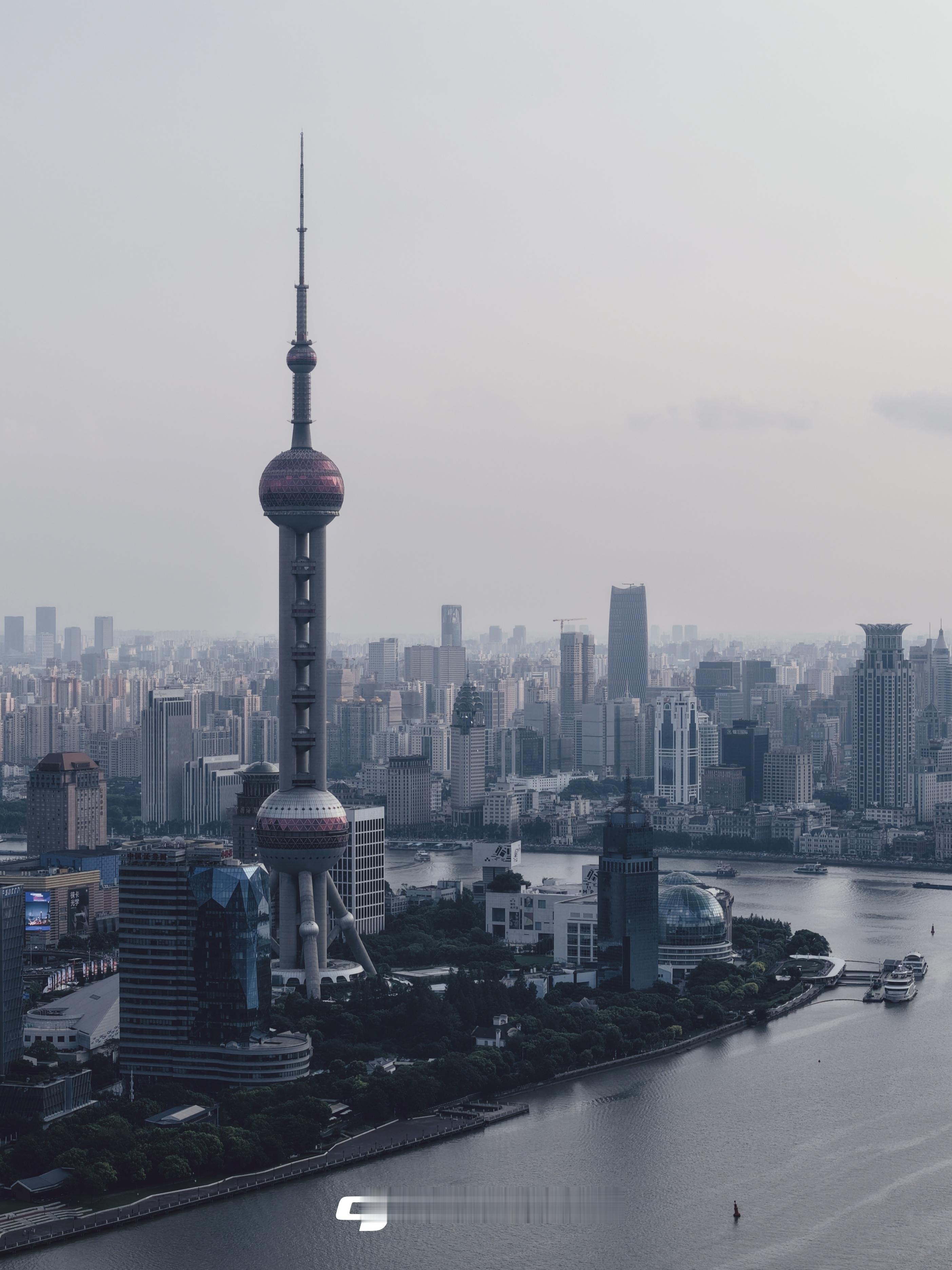 上海高级灰，没报备只能北外滩简陋起飞，还好咱们御4Pro看得远，嘻嘻[yeah]