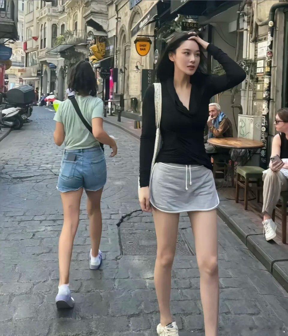 女明星的美貌就是无论你是抓拍还是偷拍，反正姐360度无死角，特别是陈都灵和杨超越