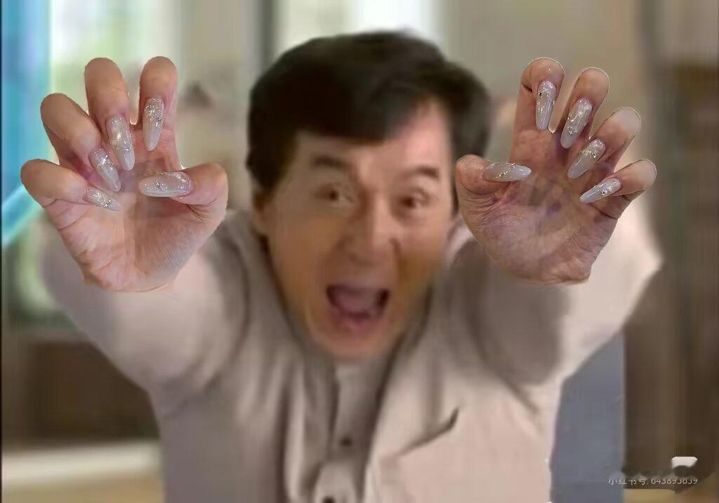 不知道为什么大家要把水蓝蓝叫大牌姐。听多了老感觉水蓝蓝要长出一双大长腿穿着红色高