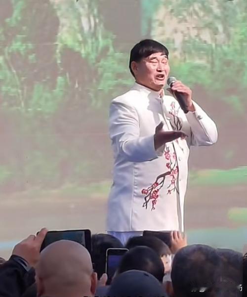 凭借网络热度再度翻红之后，农民歌手朱之文的商演邀约源源不断，采访中他透露自己的演