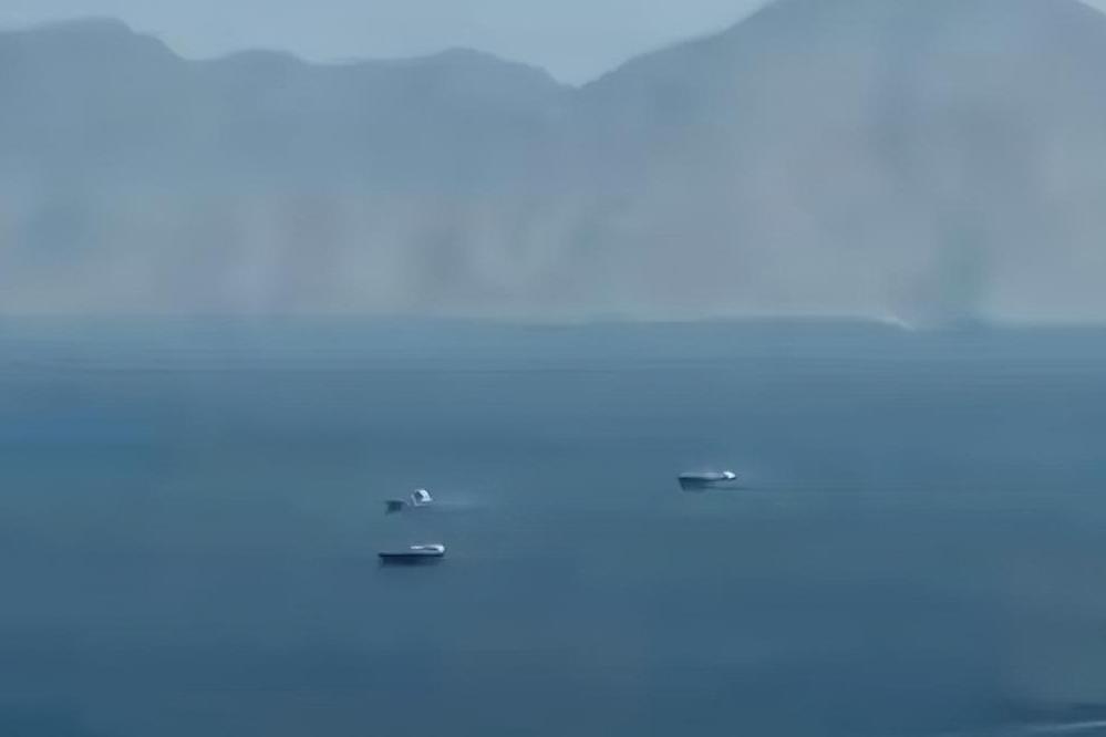 一艘在霍尔木兹海峡，不按国际海事局和伊朗指定航线行驶的新加坡货船，遭到伊朗无人机