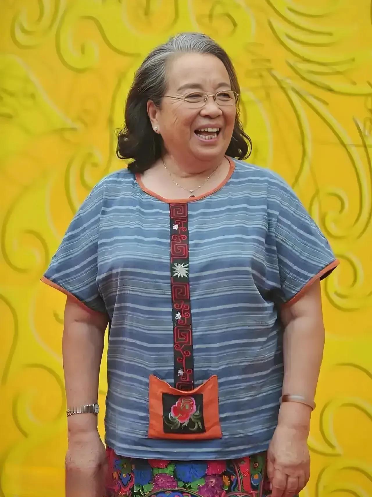 李明启老师，我佩服她！她以演反派人物出名，退休前是一级演员，他的儿子不是″星二代