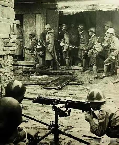 1945年，一名机枪手为了躲避日军，选择绕上山路前进，没想到意外发现100多名正