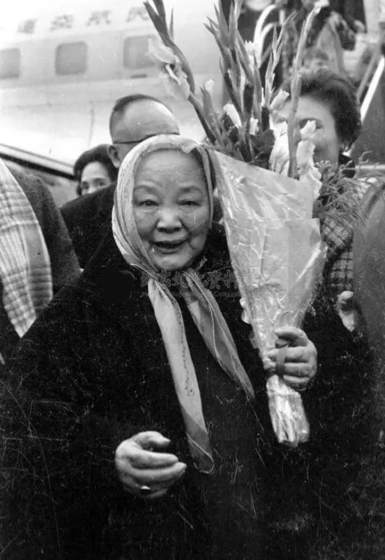 很多人以为留洋大博士胡适的夫人，定是饱读诗书的新式才女，其实恰恰相反，他的妻子江