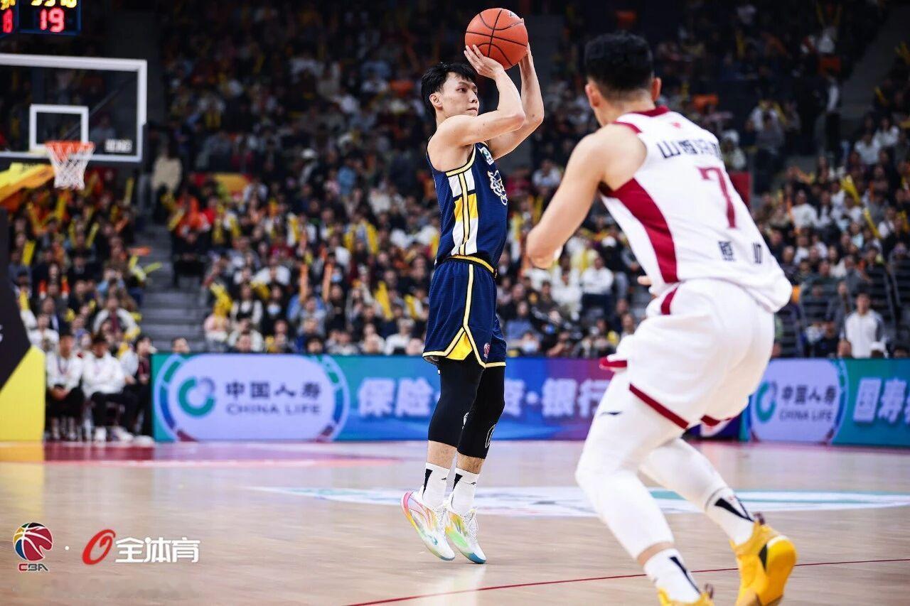 直播吧报道：徐杰表示目前伤情“还行”，骨头没事。但伤及此前旧伤部位，现在还是有些