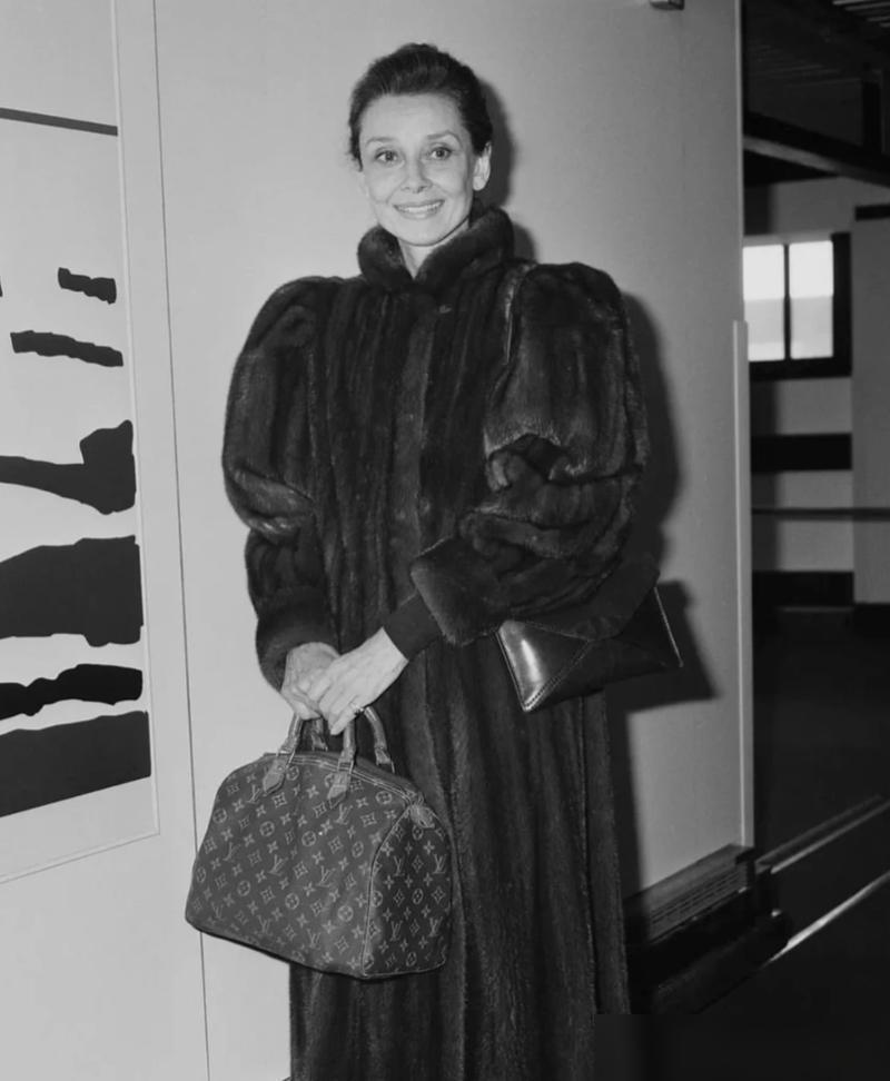 现在的人，对貂都嫌弃了。昨天一个姐姐陪我在医院，穿的黑色披肩式的小款貂皮外套，配