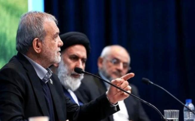 很多人以为，美国航母堵在伊朗家门口迟迟不动手，是怕了。其实，真正让白宫踩下刹车的