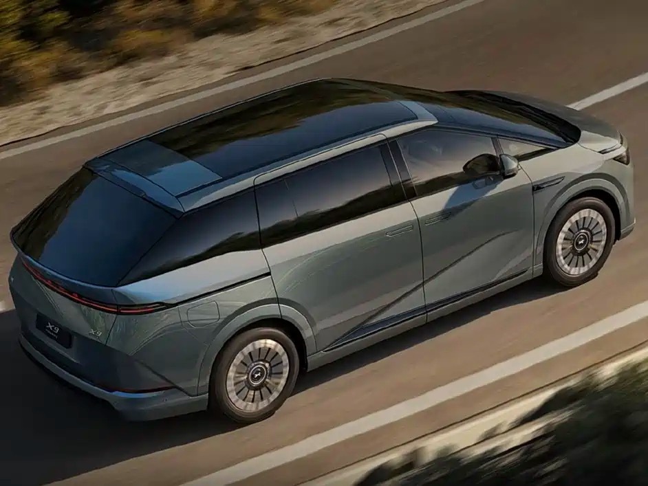小鹏X9大型纯电MPV，流畅低风阻车身，全系标配高阶智驾，大家庭选车热门车型。小