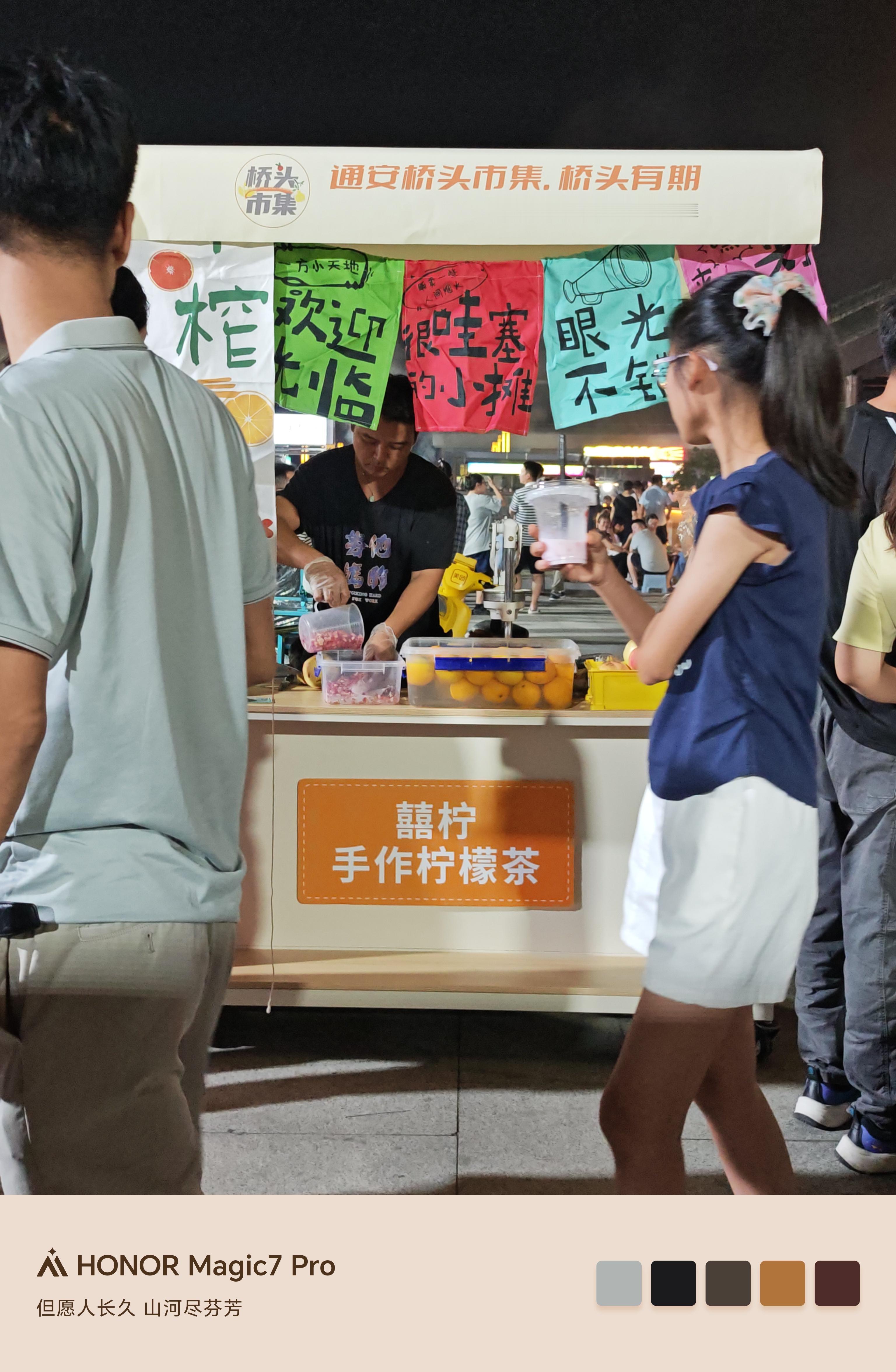 忙了一天，活动正式开始，我可以歇会逛一逛市集了。这里拍不到大月亮，那就拍拍烟火寻