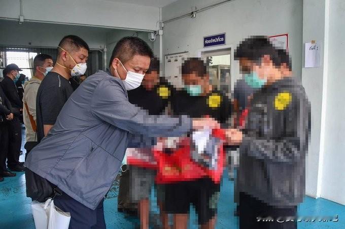 昨天，泰国达府移民局遣返了100名来自东大的非法入境人员。这群人涉嫌在泰缅边境进