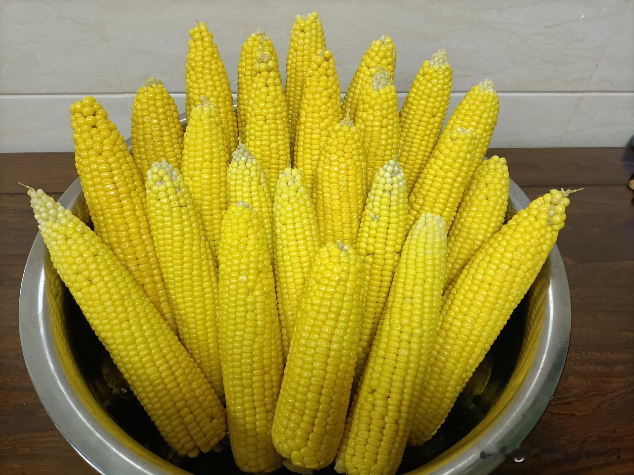 朋友送来好多新鲜水果玉米🌽，剥开层层绿衣，粒粒饱满晶莹，咬下去汁水清甜，满口鲜