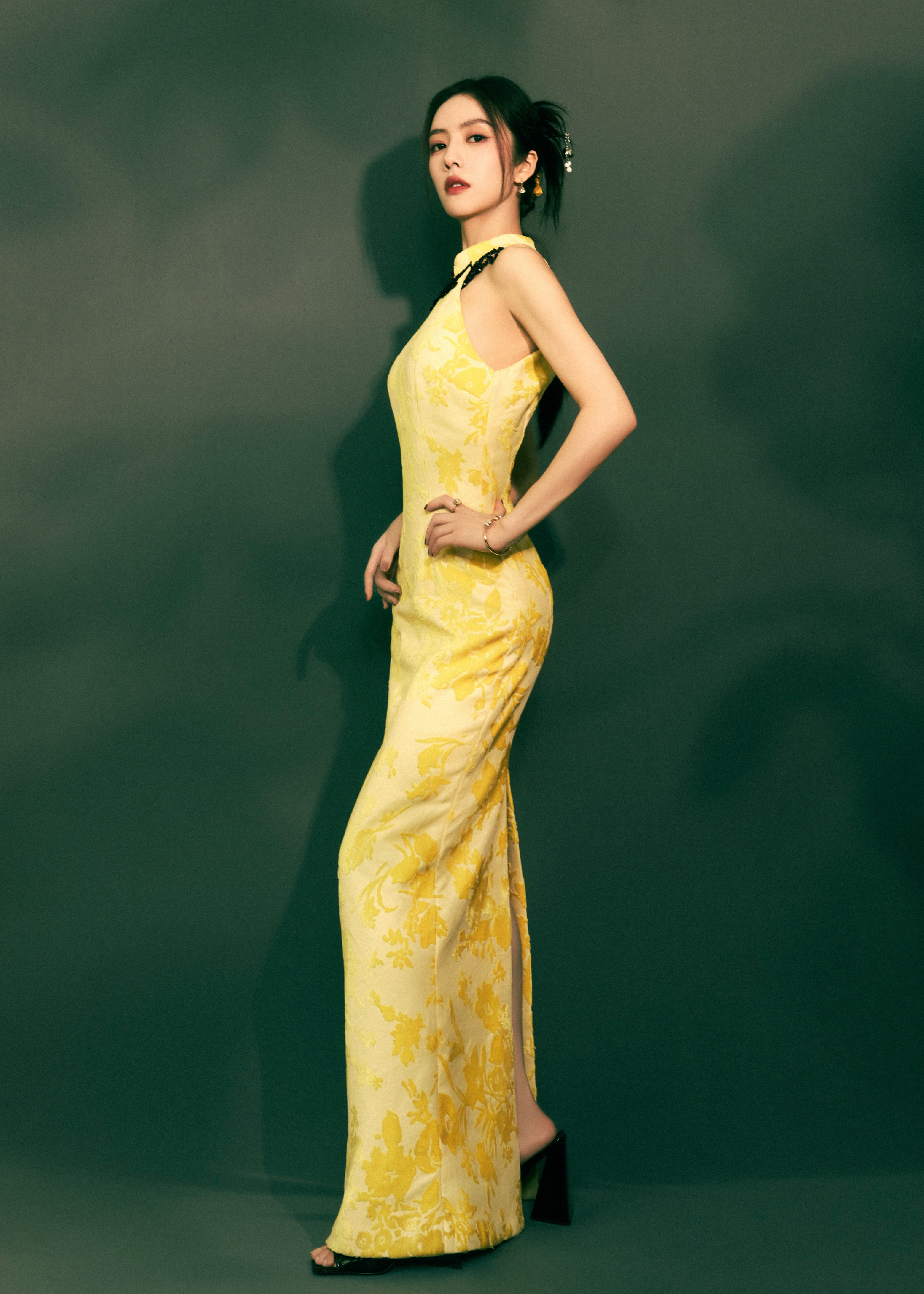 蔡文静明黄旗袍，曼妙婀娜 ​​​