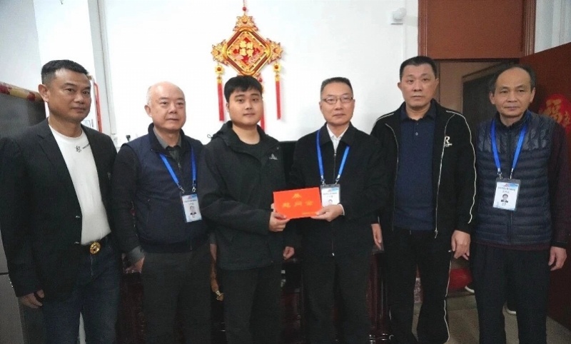 #汕头骑手多次挡犬救下两女生#【驱赶犬只救人的汕头外卖小哥获见义勇为慰问金！曾用