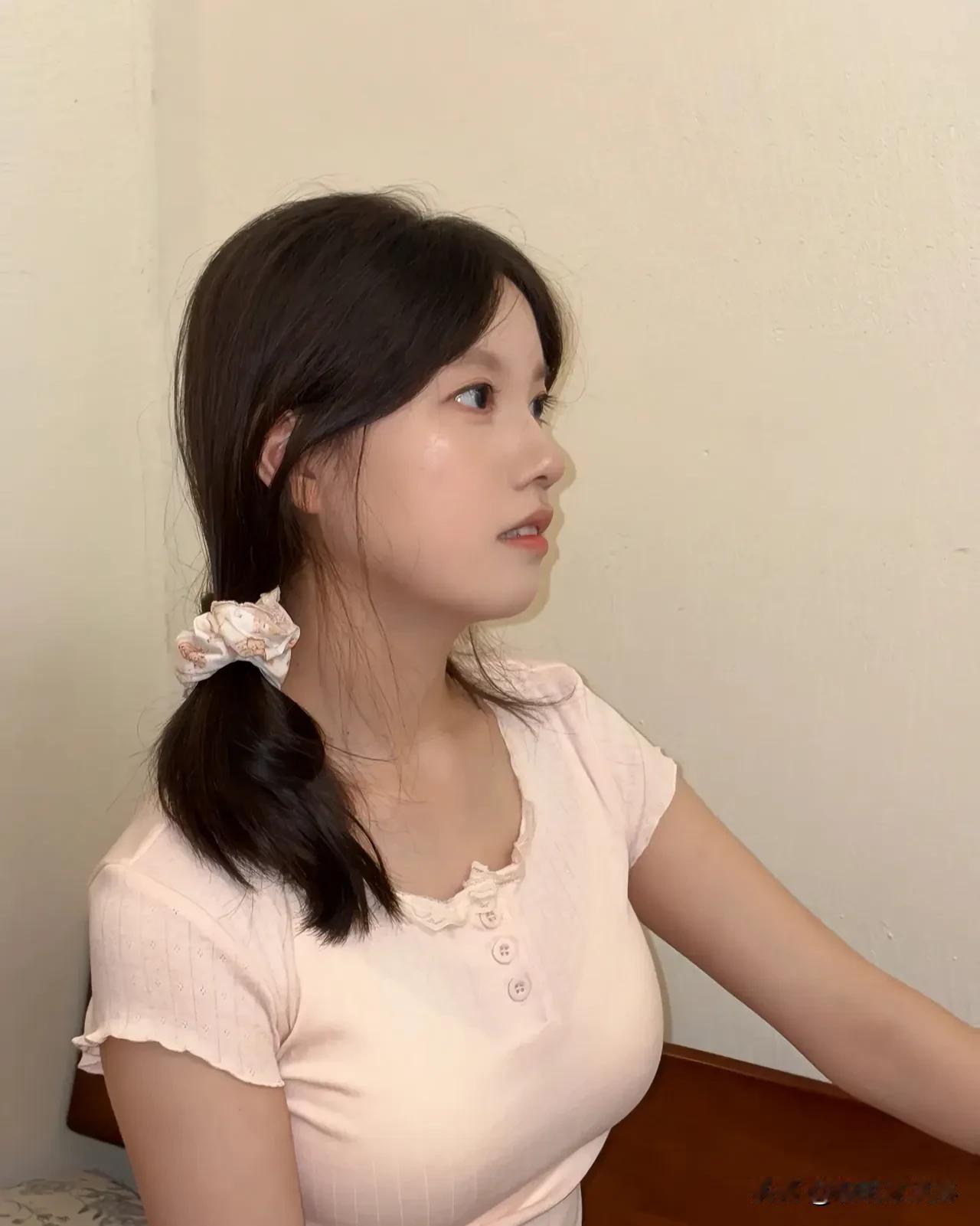 眼中有星光，
心中有山海，  
少女的模样，
是藏不住的温柔与倔强。