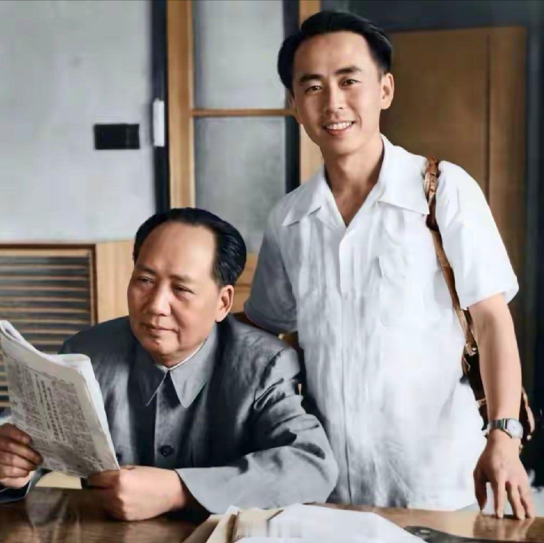 毛主席和理发师周福明同志一起。 