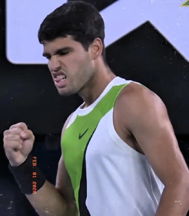 第三盘，双方继续精彩的对攻。
前4局，互保发球局，比分2-2。
第5局，阿尔卡拉