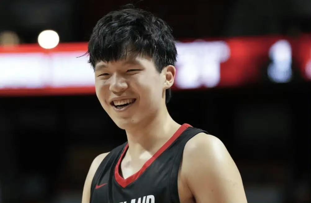 杨瀚森成“防守黑洞”？别急着骂，他其实是个卧底！
今天打开数据表，我差点以为眼花