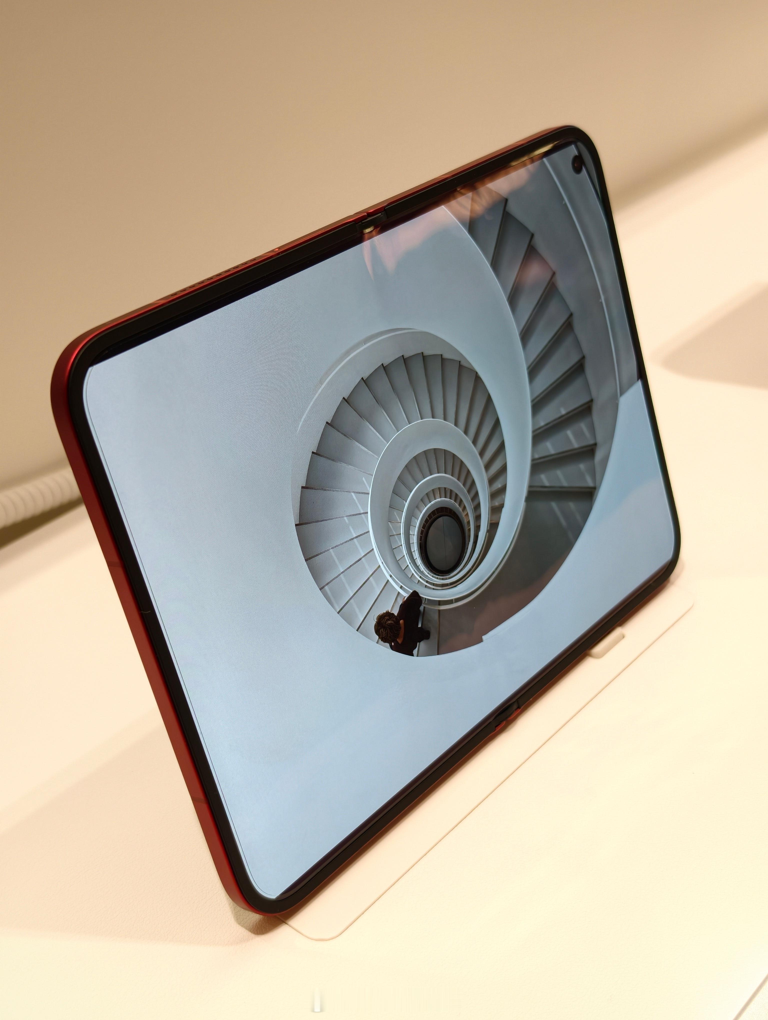 iPhone Duo控制折横是用了粗暴的磨砂屏，不好就是降低了清晰度。而小米用了