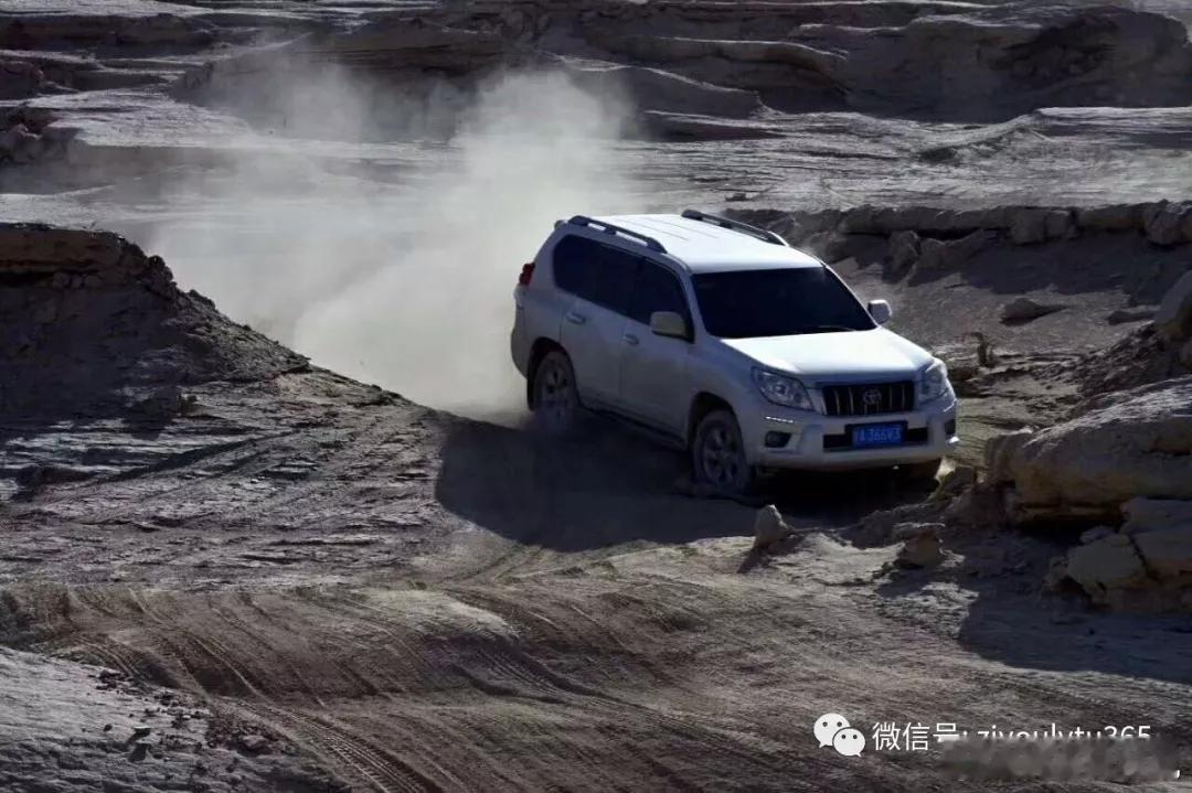 阿尔金无人区迎来首位纯电闯关者纯电动车挑战中国四大无人区之一！阿尔金山平均海拔4