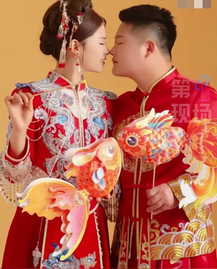 3月28日安徽淮北，95后“掏粪男孩”潘浩男大婚，直接用9辆吸粪车加6辆轿车组成