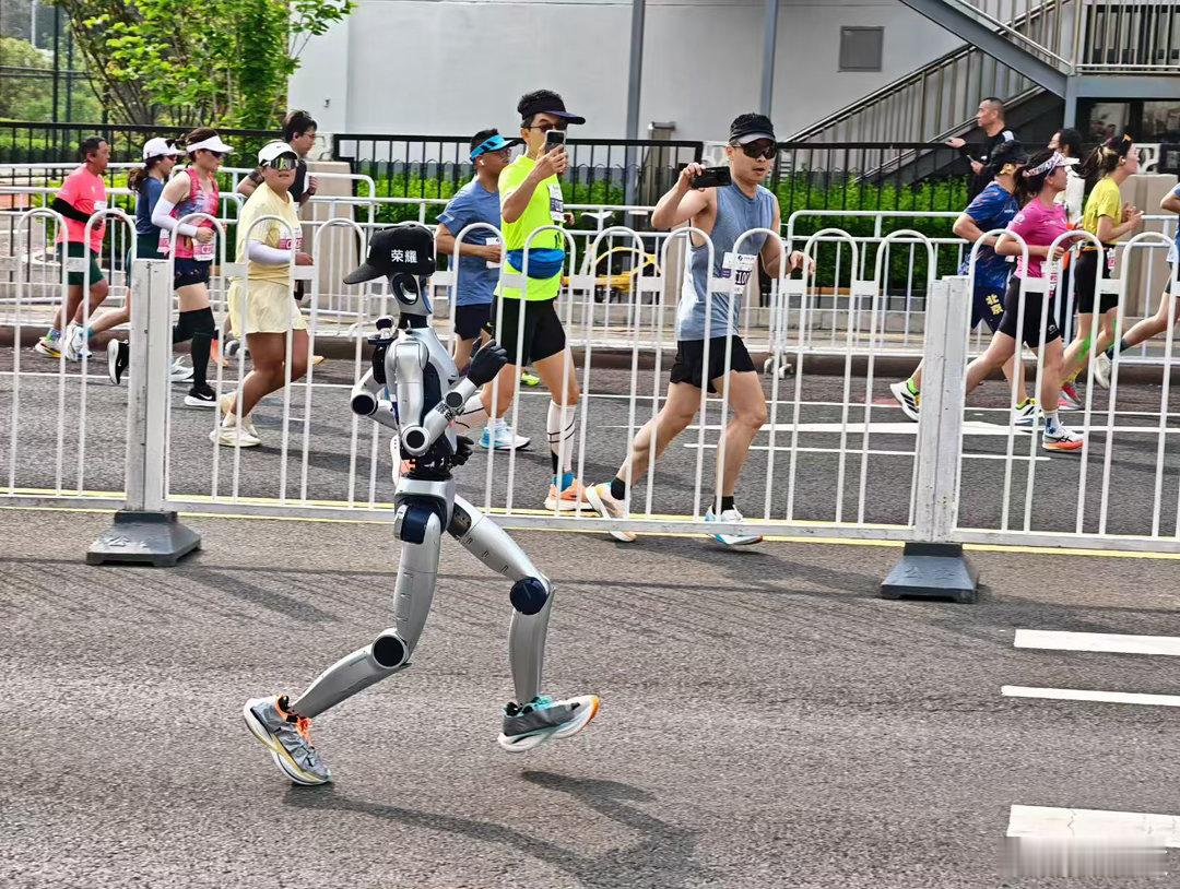 在北京亦庄举办的人形机器人马拉松赛事中，荣耀元气仔凭借出色的运动控制能力斩获“最